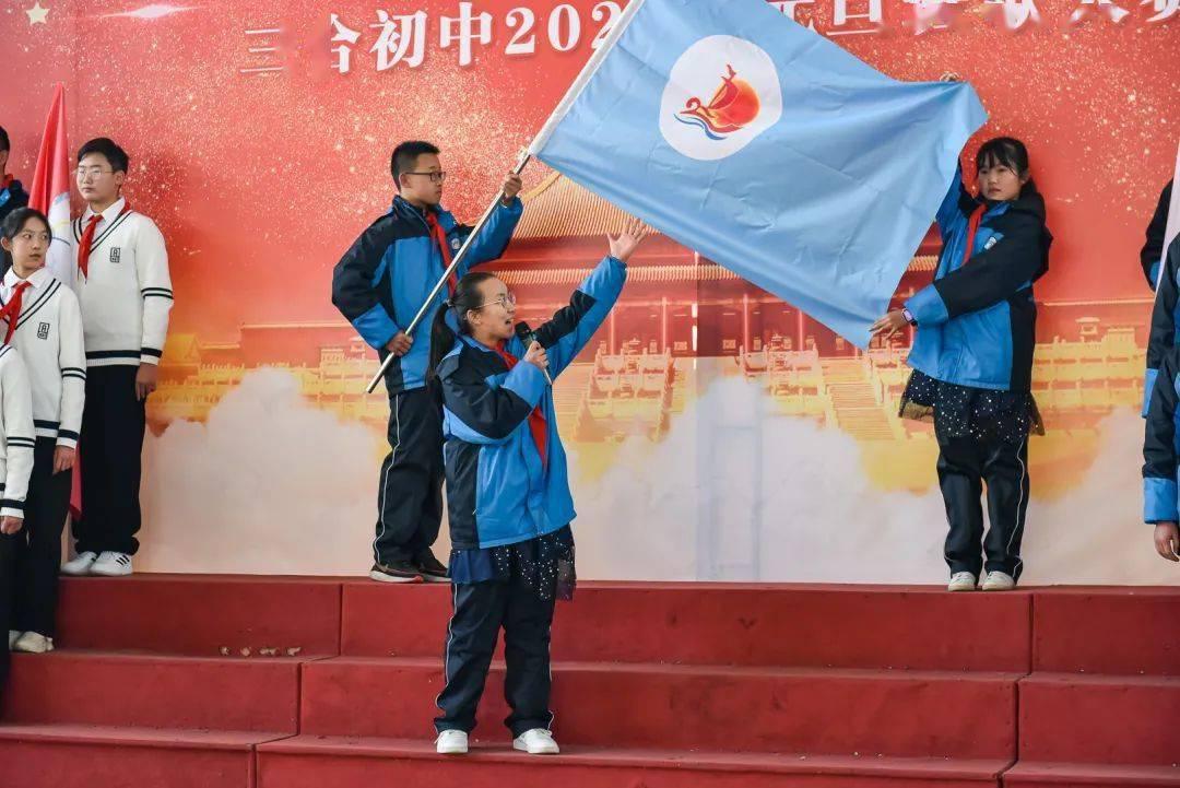 铁笼中的小鹿逃脱